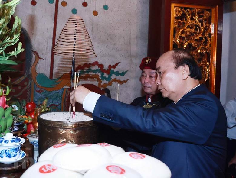  Chủ tịch nước Nguyễn Xuân Phúc và các lãnh đạo Đảng, Nhà nước dâng hương tại hậu cung đền Thượng. (Ảnh: Thống Nhất/TTXVN)