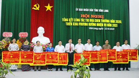 Ông Nguyễn Minh Dũng- Phó Chủ tịch Thường trực HĐND tỉnh trao cờ thi đua cấp tỉnh cho các tập thể đạt thành tích tiêu biểu xuất sắc năm 2020. 