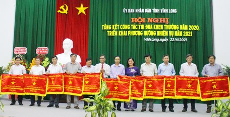 Ông Lê Quang Trung- Phó Chủ tịch Thường trực UBND tỉnh tặng cờ thi đua cấp tỉnh cho các tập thể đạt thành tích tiêu biểu xuất sắc năm 2020.