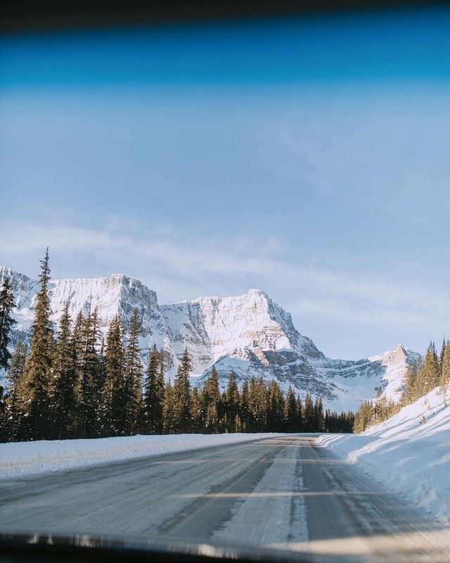 10. Icefields Parkway, Canada (232 km, 488 ảnh/km)    Cung đường Icefields trải dài và kết nối hồ Louise với Jasper, Alberta. Không chỉ hấp dẫn bởi điểm đầu và cuối đẹp ngoạn mục, cung đường này còn sở hữu vô số điểm dừng chân đẹp tuyệt vời để du khách thoải mái check-in, ngắm cảnh sông băng, thác nước... (Ảnh: @jess szalai).