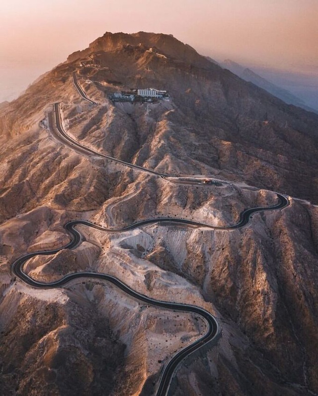 3. Jebel Hafeet, UAE (11,2 km, 3025 ảnh/km)    Tuy có chiều dài khiêm tốn nhưng đường Jebel Hafeet lại sở hữu khung cảnh đẹp chẳng kém bất cứ nơi nào. Chặng đường ngoằn ngòeo, uốn lượn giữa những ngọn núi và kết thúc bằng một cung điện - nơi thuộc về những người cai trị đất nước. (Ảnh: Alain Times).