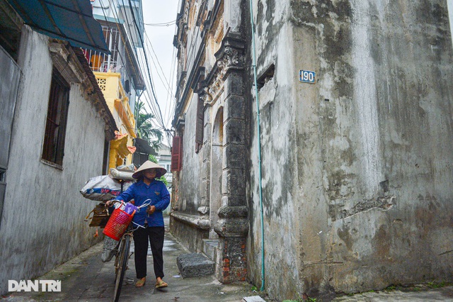  So với nhiều công trình Pháp còn lại ở Hà Nội, căn biệt thự số 191 làng Cự Đà có kết cấu lạ với mặt tiền công trình quay vào trong, phía ngoài chỉ có một chiếc cổng nhỏ để làm lối đi vào.