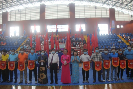 BTC và lãnh đạo tỉnh trao cờ và chụp ảnh lưu niệm với các đoàn tham gia hội khỏe.