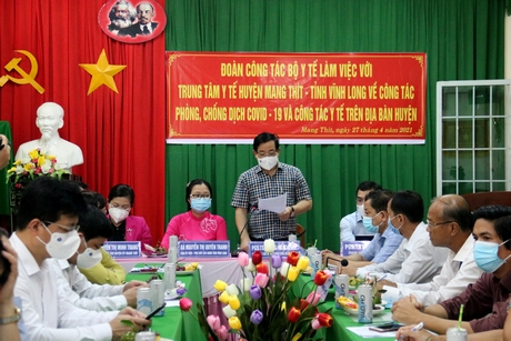 Kiểm tra công tác khám, chữa bệnh và tiêm vắc xin phòng COVID-19 tại Trung tâm Y tế huyện Mang Thít.