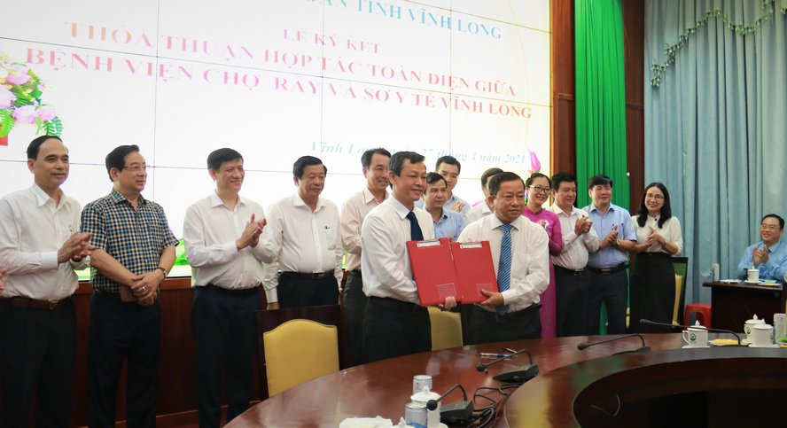  Tại buổi làm việc với UBND tỉnh cũng đã diễn ra lễ ký kết thỏa thuận hợp tác toàn diện giữa Bệnh viện Chợ Rẫy và Sở Y tế Vĩnh Long.