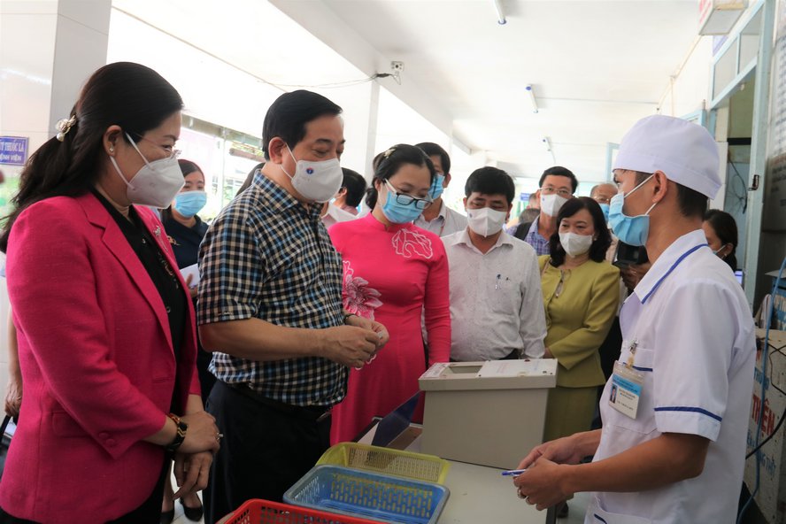 Đoàn cũng có buổi làm việc với Trung tâm Y tế huyện Mang Thít.