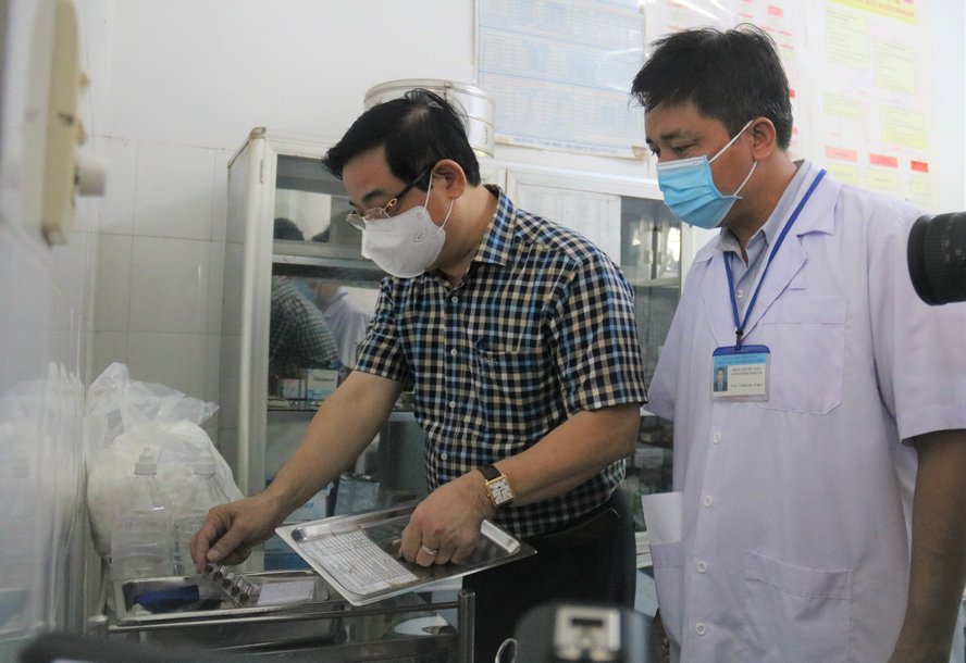 PGS.TS Lương Ngọc Khuê- Cục trưởng Cục Quản lý Khám chữa bệnh (Bộ Y tế) kiểm tra công tác phòng chống dịch COVID-19 tại Trạm Y tế xã An Phước (Mang Thít)
