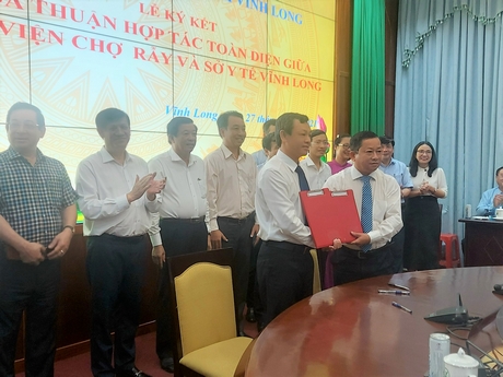 Lãnh đạo BV Chợ Rẫy và Giám đốc Sở Y tế tỉnh Vĩnh Long ký hợp tác hỗ trợ về y tế trên địa bàn tỉnh từ nay đến năm 2025.