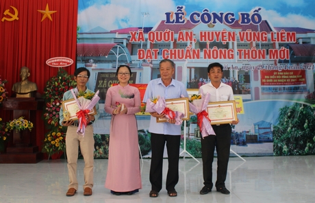 Bà Nguyễn Thị Quyên Thanh trao bằng khen của Chủ tịch UBND tỉnh cho 3 cá nhân xuất sắc trong xây dựng NTM.