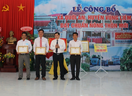 Ông Lê Văn Lập- Bí thư Huyện uỷ Vũng Liêm tặng giấy khen cho các tập thể tiêu biểu trong xây dựng NTM.