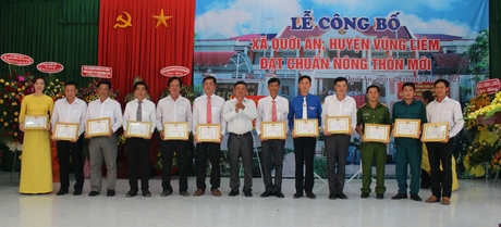 Ông Lê Văn Đôi- Phó Chủ tịch UBND huyện Vũng Liêm trao giấy khen cho các cá nhân tiêu biểu trong xây dựng NTM.