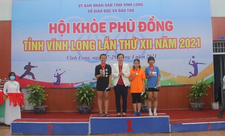  Tỉnh uỷ viên, Giám đốc Sở GD- ĐT Trương Thanh Nhuận trao huy chương cho các VĐV cầu lông xuất sắc.