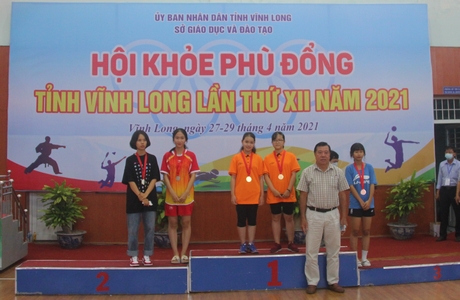 Phó Giám đốc Sở Văn hoá, thể thao và Du lịch Huỳnh Trung Toàn trao huy chương cho các VĐV.