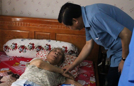 Đồng chí Bùi Văn Nghiêm ân cần thăm hỏi sức khỏe đồng chí Phạm Phi Hùng và gia đình.