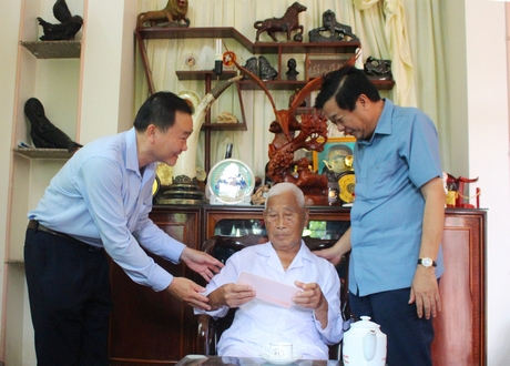 Đoàn thăm và tặng quà đồng chí Trịnh Văn Lâu.