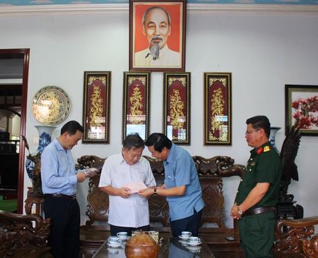 Đoàn đến thăm và tặng quà đồng chí Nguyễn Văn Quân.