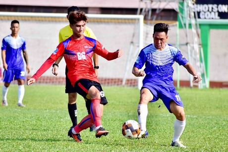 Pha tranh bóng trong trận Tiền Giang (áo đỏ) thắng Vĩnh Long 1- 0.