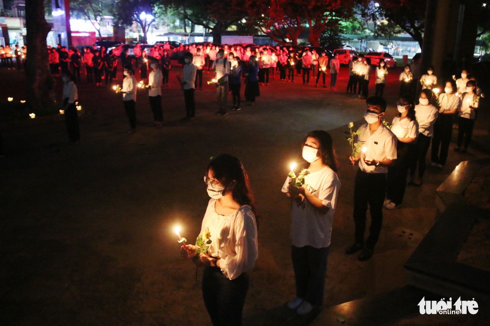 Hàng trăm sinh viên của ĐH Huế đã đến lễ tưởng niệm sinh viên Nguyễn Văn Nhã quên mình cứu người - Ảnh: NHẬT LINH