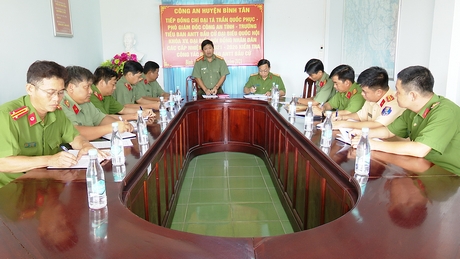 Tiểu ban An ninh trật tự của Công an tỉnh làm việc với Công an huyện Bình Tân.