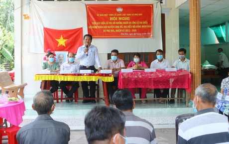 Các ứng cử viên thuộc đơn vị bầu cử số 1 tiếp xúc với các cử tri xã Phú Đức và thị trấn Long Hồ.