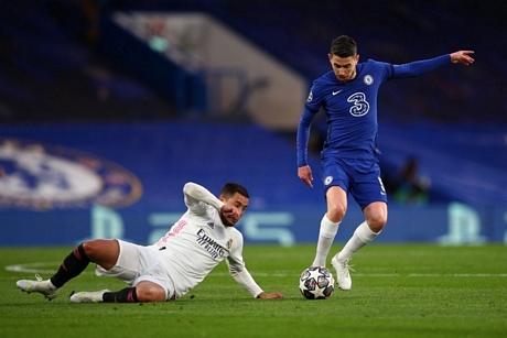 Do nắm lợi thế hòa 1-1 trong trận lượt đi nên Chelsea đã chủ động chơi phòng ngự phản công để chờ Real Madrid sai lầm rồi tung đòn trừng phạt.
