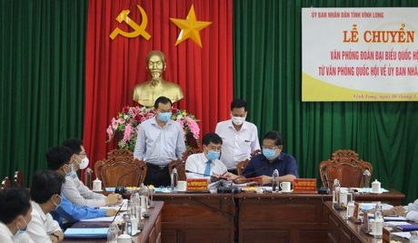 Ông Nguyễn Mạnh Hùng- Phó Chủ nhiệm Văn phòng Quốc hội và ông Nguyễn Văn Liệt- Phó Chủ tịch UBND tỉnh ký biên bản chuyển giao công chức, người lao động.
