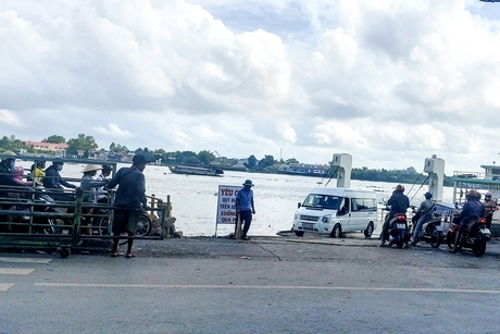 Nhiều xe ô tô chuyển hướng đi bến khách ngang sông An Bình- TP Vĩnh Long.