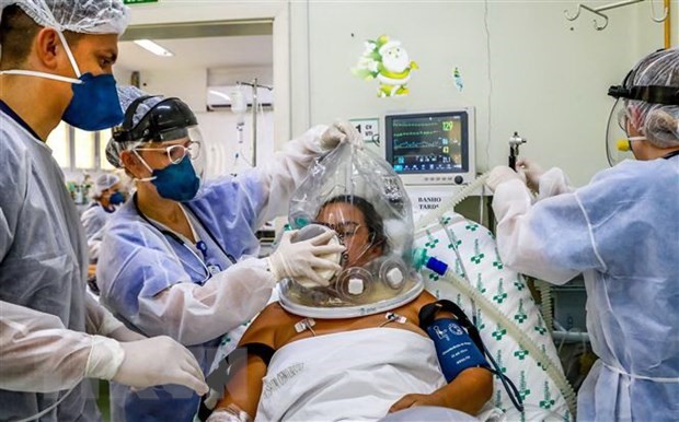 Nhân viên y tế điều trị cho bệnh nhân COVID-19 tại một bệnh viện ở Rio Grande do Sul, Brazil. (Ảnh: AFP/TTXVN)