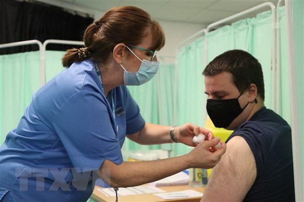 Nhân viên y tế tiêm vaccine phòng COVID-19 cho người dân tại Llanelli, South Wales, Anh. (Ảnh: AFP/TTXVN)