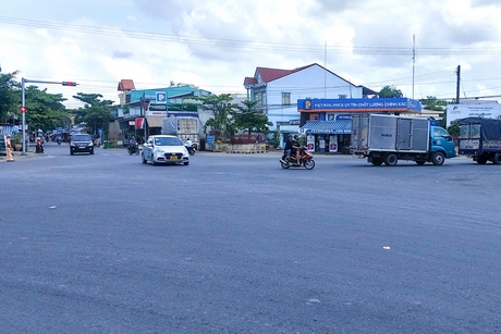 Cảnh sát giao thông tỉnh Vĩnh Long điều tiết giao thông tại khu vực bến phà.
