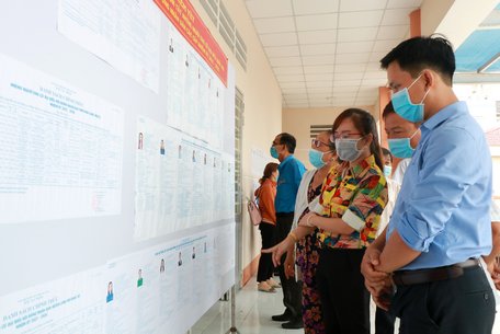 Cử tri huyện Long Hồ nghiên cứu tiểu sử tóm tắt của các ứng cử viên.