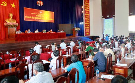 Các ứng cử viên đại biểu Quốc hội khóa XV đơn vị bầu cử số 1 tiếp xúc cử tri tại huyện Long Hồ.