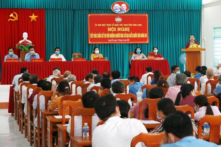 Ứng cử viên đại biểu Quốc hội khóa XV trình bày dự kiến chương trình hành động trước cử tri huyện Long Hồ.