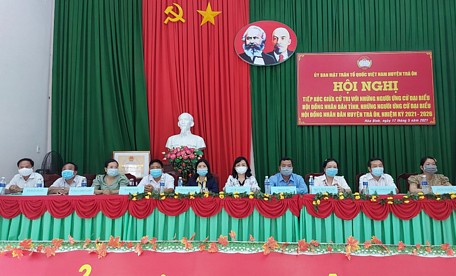  Các ứng cử viên đại biểu HĐND huyện Trà Ôn đơn vị bầu cử số 5, 6 tiếp xúc cử tri.
