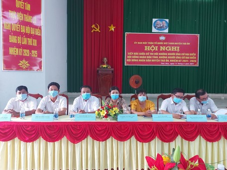 Các ứng cử viên đại biểu HĐND huyện Trà Ôn đơn vị bầu cử số 6 tiếp xúc cử tri.