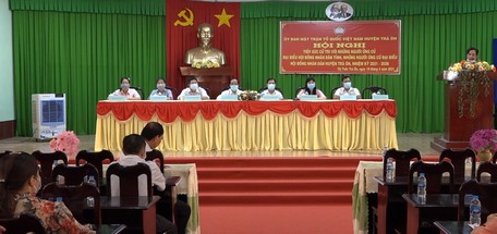 Ứng cử viên đại biểu HĐND tỉnh tiếp xúc cử tri thị trấn Trà Ôn.