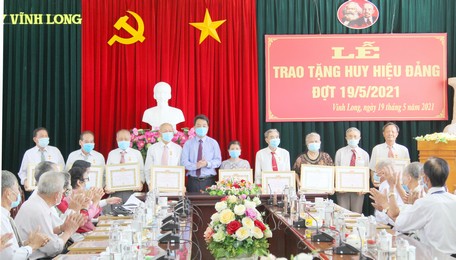 Phó Bí thư Tỉnh ủy- Chủ tịch UBND tỉnh Lữ Quang Ngời trao Huy hiệu Đảng cho các vị cao niên tuổi Đảng.