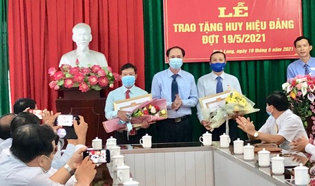 Đồng chí Trần Xuân Thiện- Tỉnh ủy viên, Bí thư Đảng ủy Khối Cơ quan và Doanh nghiệp tỉnh- trao huy hiệu 30 năm tuổi đảng cho các đảng viên. 