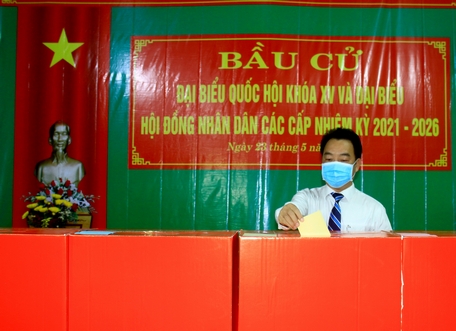 Chủ tịch UBND tỉnh- Lữ Quang Ngời Chủ tịch UBND tỉnh, dự khai mạc và bỏ lá phiếu đầu tiên tại khóm 4, Phường 9.
