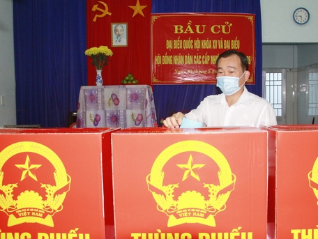 Phó Chủ tịch HĐND tỉnh- Nguyễn Minh Dũng đến dự khai mạc và bỏ lá phiếu đầu tiên. 