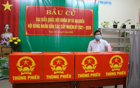 Ông Hồ Văn Huân thực hiện quyền bầu cử của mình. 