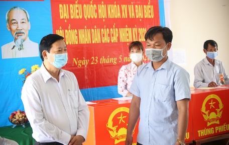 Ông Hồ Văn Huân kiểm tra công tác bầu cử tại Tổ bầu cử số 3 (ấp Thành Thuận- Thành Trung).