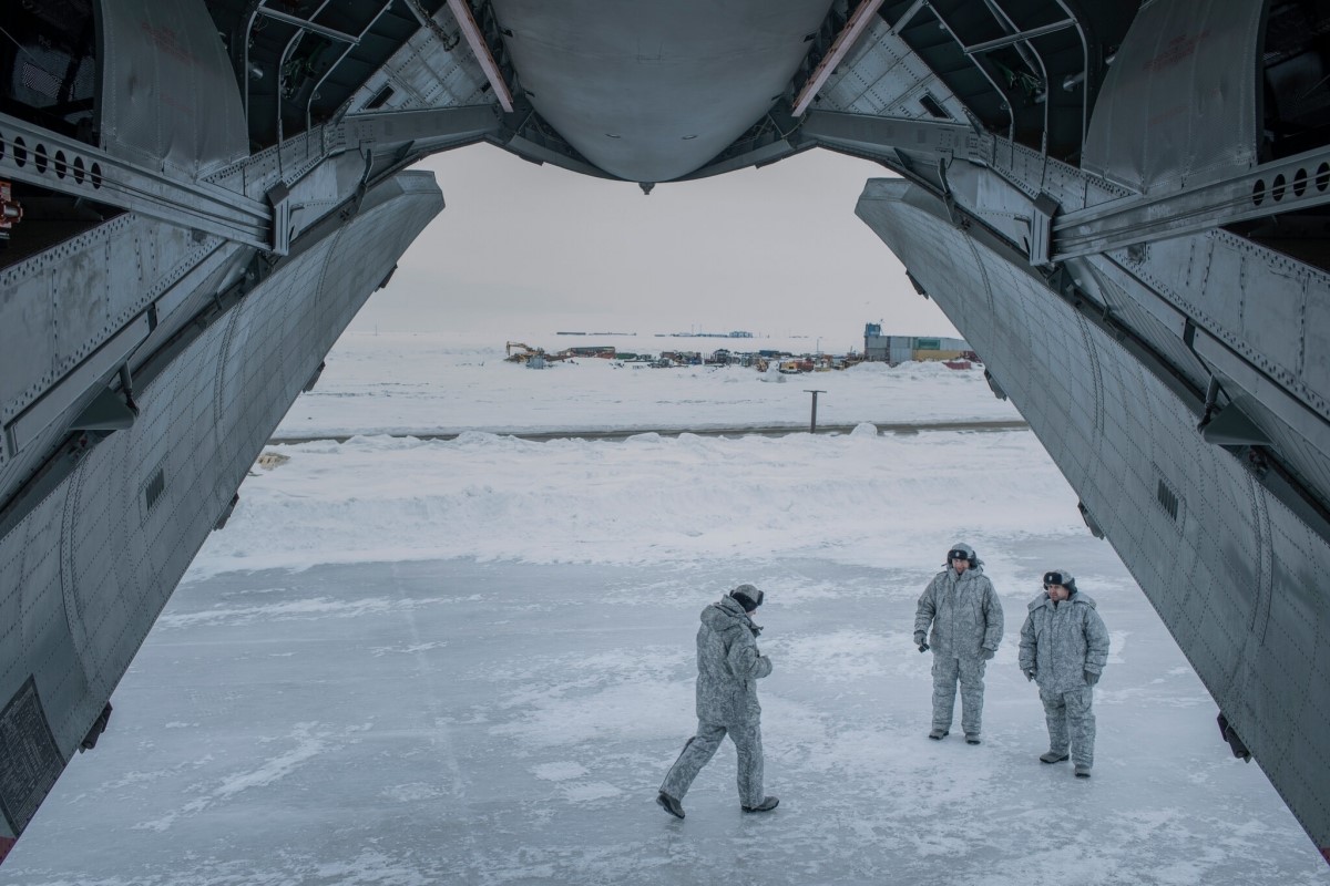 Một máy bay chở hàng tại Căn cứ Trefoil của Nga trên quần đảo Franz Josef Land. Ảnh: New York Times.