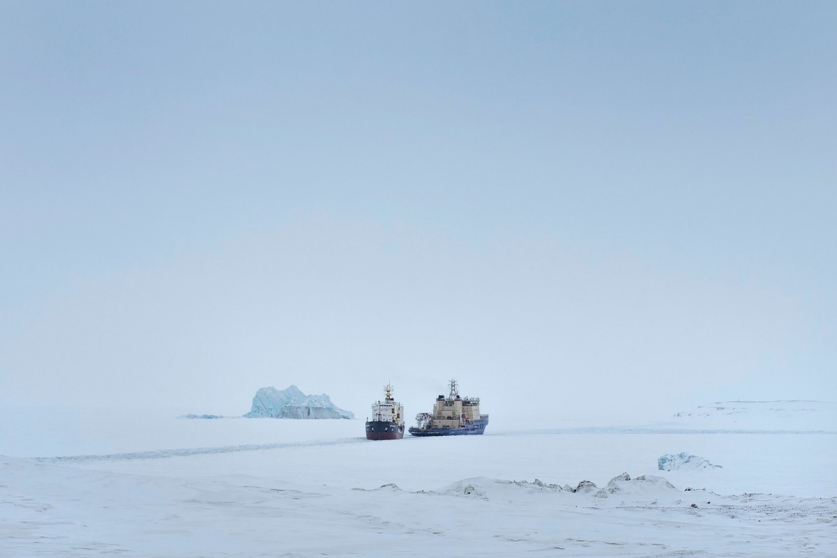 Một tàu phá băng mở đường cho một tàu chở hàng gần quần đảo Franz Josef Land. Ảnh: New York Times
