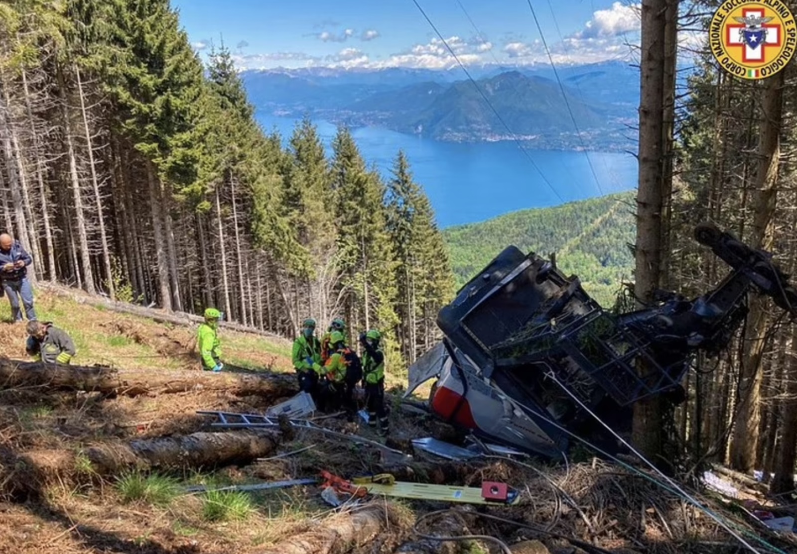 Ít nhất 14 người thiệt mạng và 1 em nhỏ bị thương nặng trong vụ tai nạn kinh hoàng ở vùng núi phía bắc Italy ngày 23/5/2021. Ảnh: ANSA