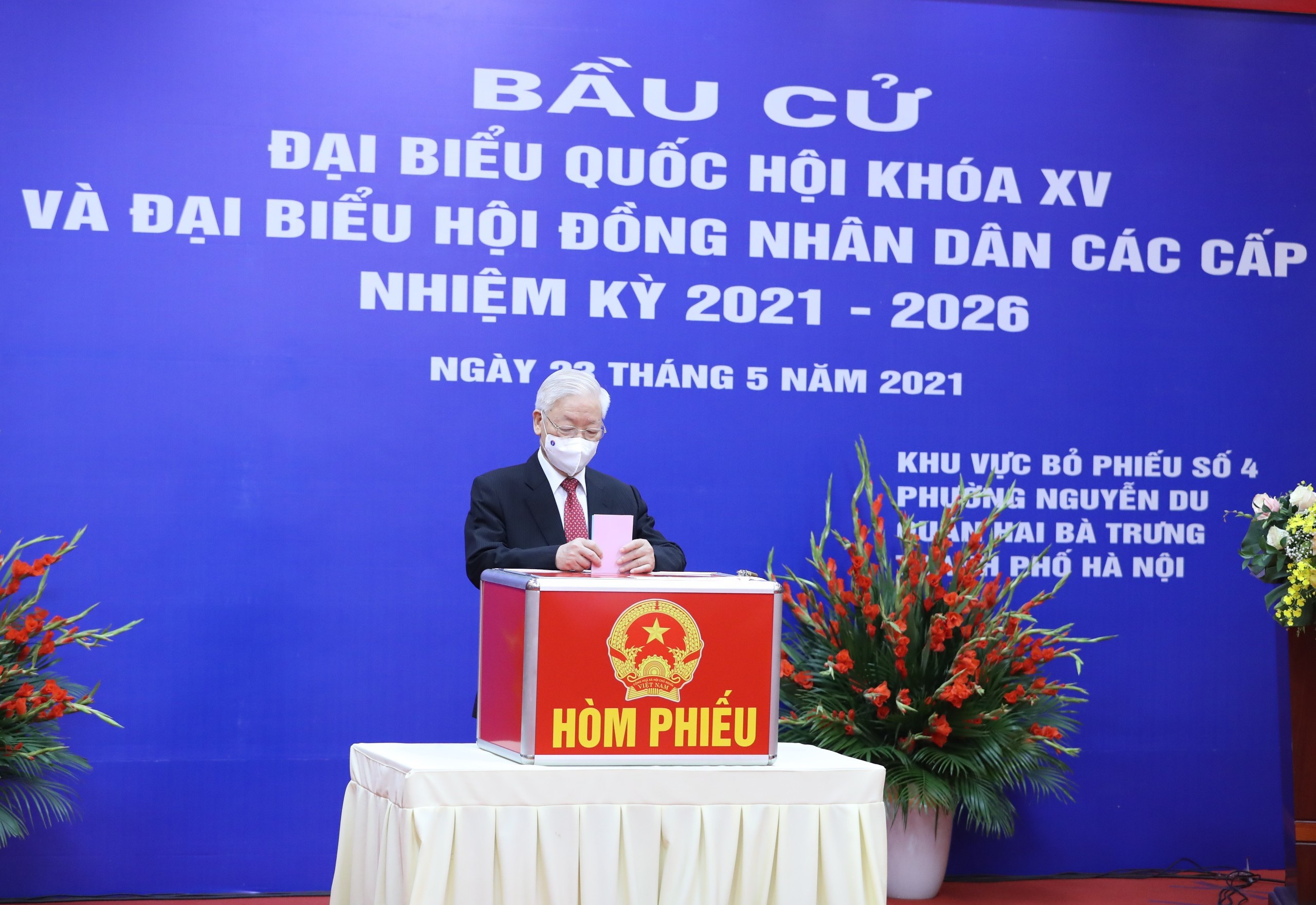 Tổng Bí thư Nguyễn Phú Trọng thực hiện quyền công dân tại khu vực bỏ phiếu số 4, phường Nguyễn Du, quận Hai Bà Trưng, thành phố Hà Nội. Ảnh: VGP