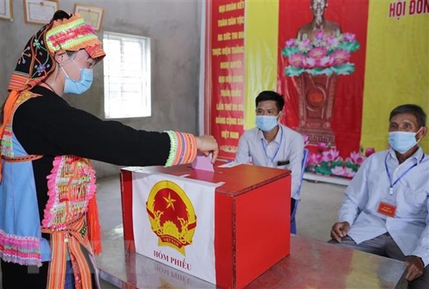 Cử tri bỏ phiếu bầu cử tại điểm bỏ phiếu số 10, bản Hùng Pèng, xã biên giới Ma Ly Pho, huyện Phong Thổ tỉnh Lai Châu. (Ảnh: Quý Trung/TTXVN)