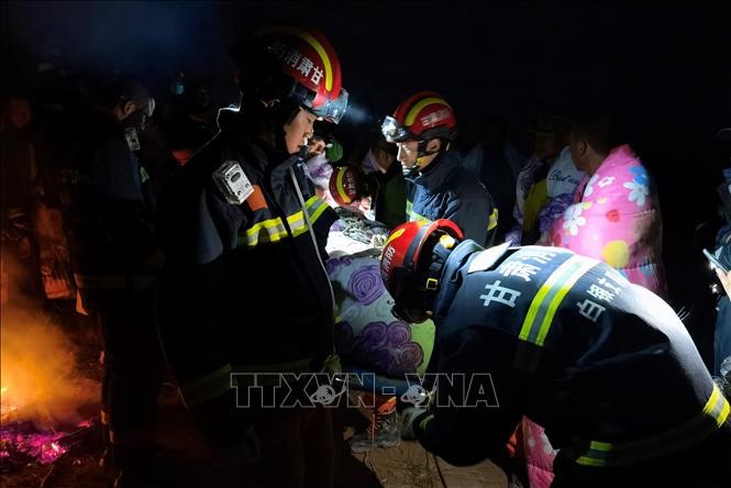 Lực lượng cứu hộ hỗ trợ người bị thương do thời tiết thay đổi bất ngờ trong cuộc chạy marathon ở tỉnh Cam Túc, Trung Quốc, ngày 23/5/2021. Ảnh: AFP/TTXVN