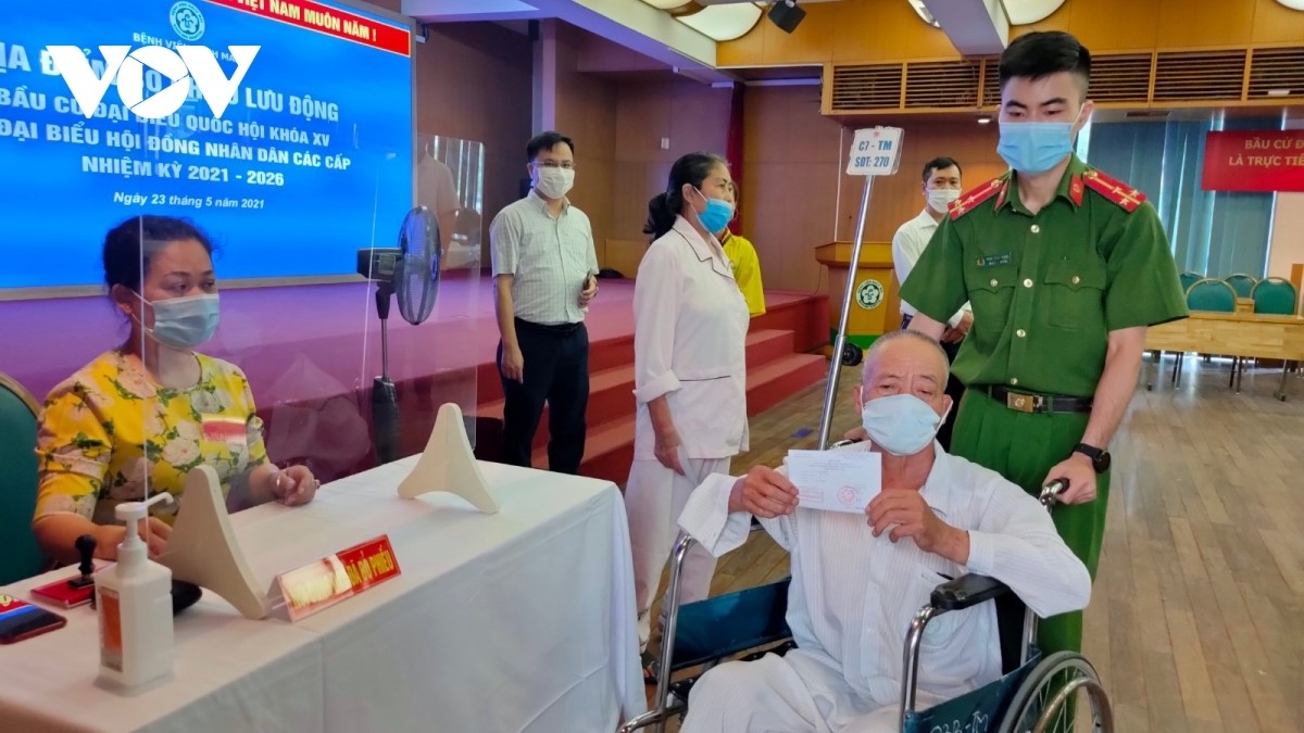 Cử tri đi bỏ phiếu tại điểm bỏ phiếu lưu động Bệnh viện Bạch Mai, Hà Nội. 
