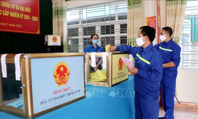 Công nhân ngành Than tại tỉnh Quảng Ninh bỏ phiếu bầu, ngày 23/5/2021. Ảnh minh họa: Văn Đức/TTXVN